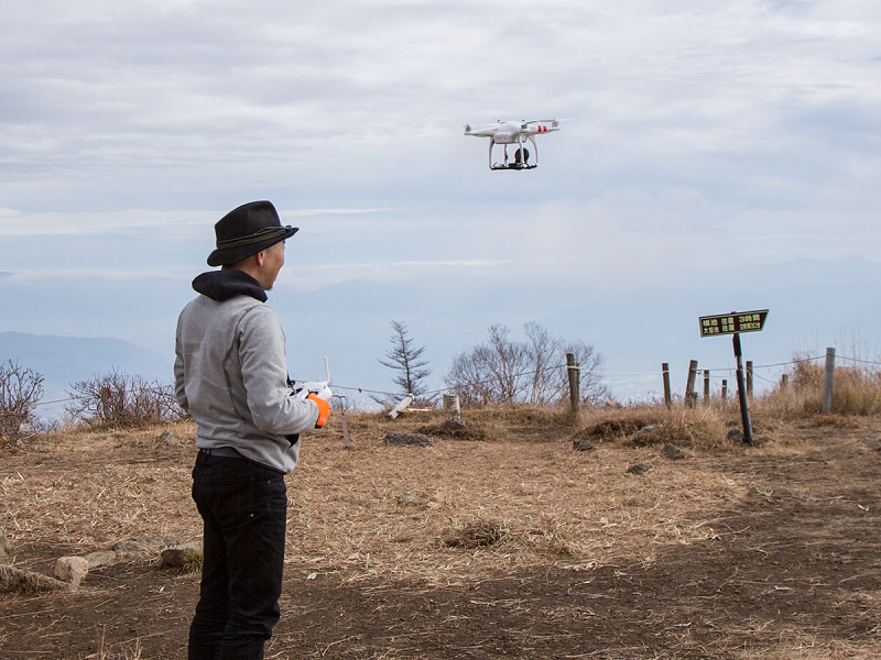 ハンドキャッチ：3m程度の高さで機体方向を整えたら、機体の下に自分が移動する。そこからゆっくりと自分の背の高さより高く、手を上げれば届く位置にホバリングさせる。予期せぬ風が吹くと顔などにあたり怪我をするので、必ず自分よりも高い位置である。ホバリングが安定したら、手でスキッドを掴みスロットルをOFFにして、モーターを止める。操縦になれない時や、風向きが安定しない場合などはハンドキャッチがおすすめだ