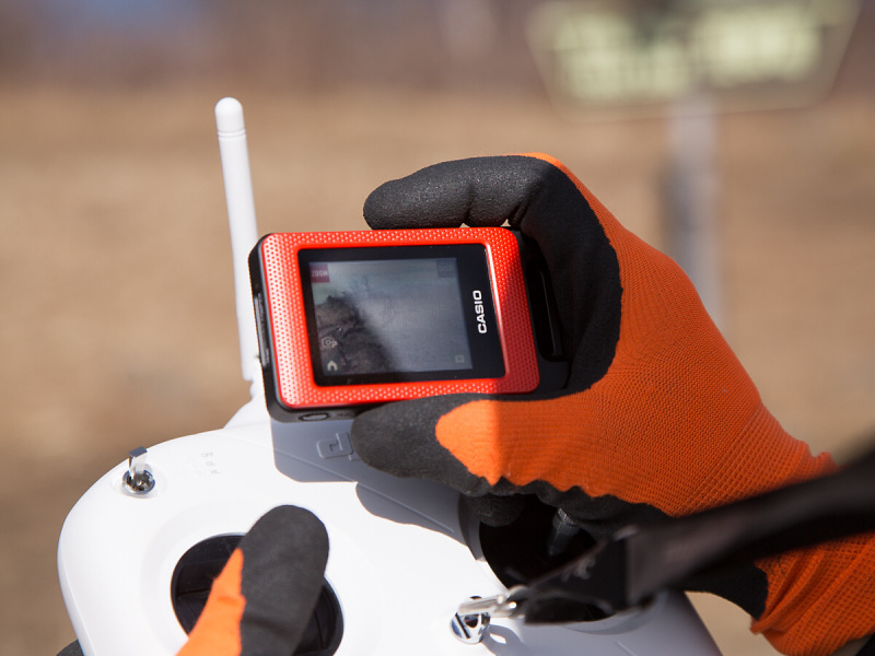 映像の伝送は仕様では5m程度だが、これだけ広い場所だと10mほどでもOKだった。レリーズだけなら、15m位いけそうだ