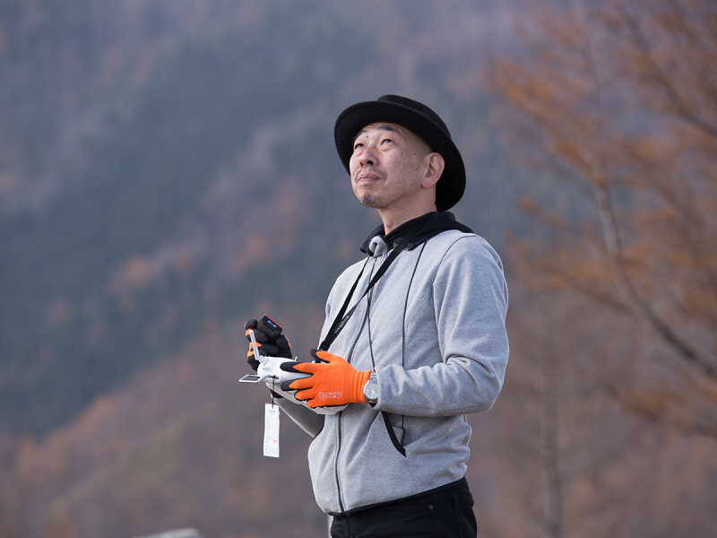 構図のチェックは最小限に。常に機体の位置と方向を目視で把握しておこう