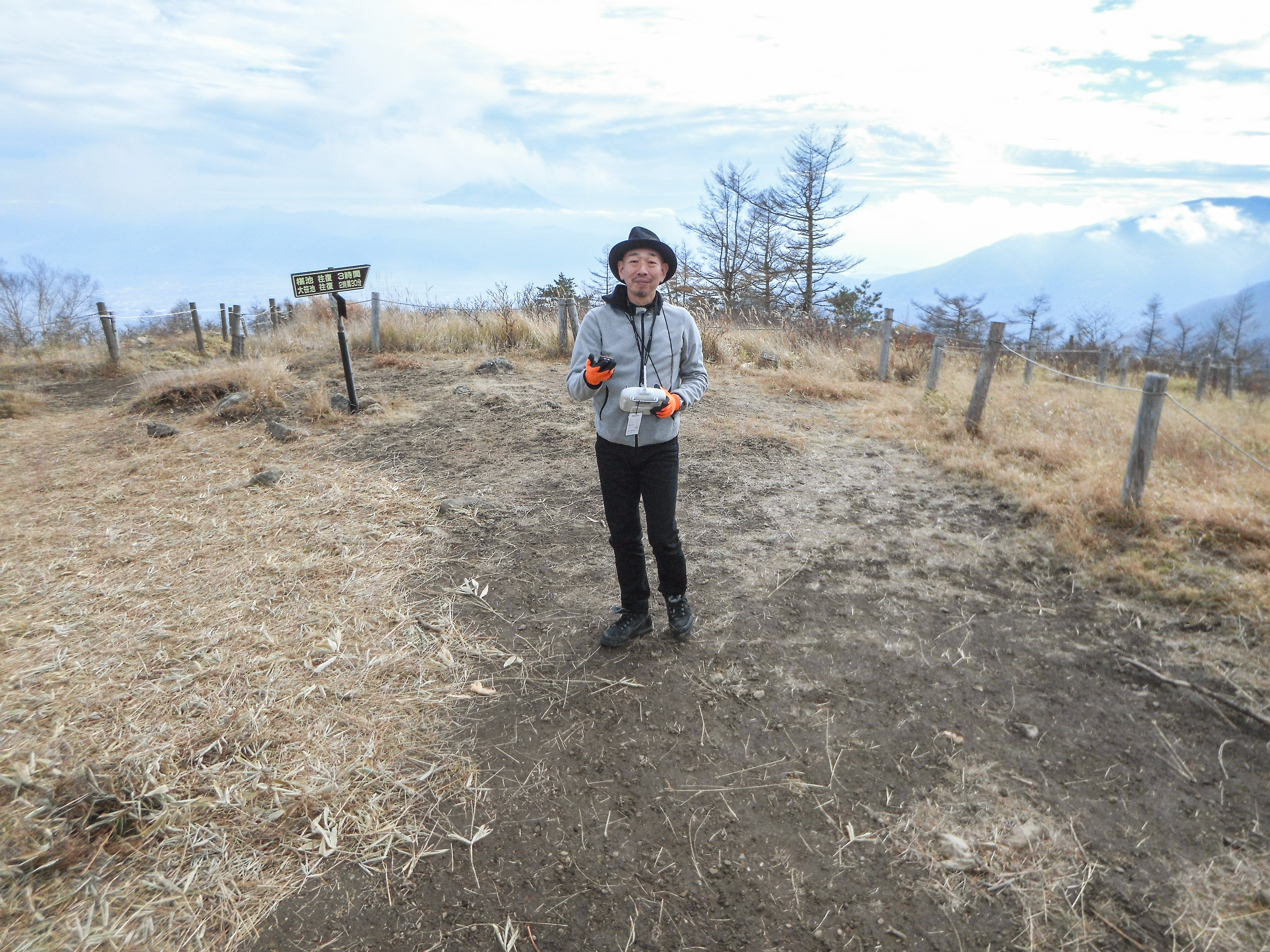 ほぼ目線の高さから撮影。ごく普通の記念撮影。広角レンズで広い画角だが、上空からの広々感には適わない。