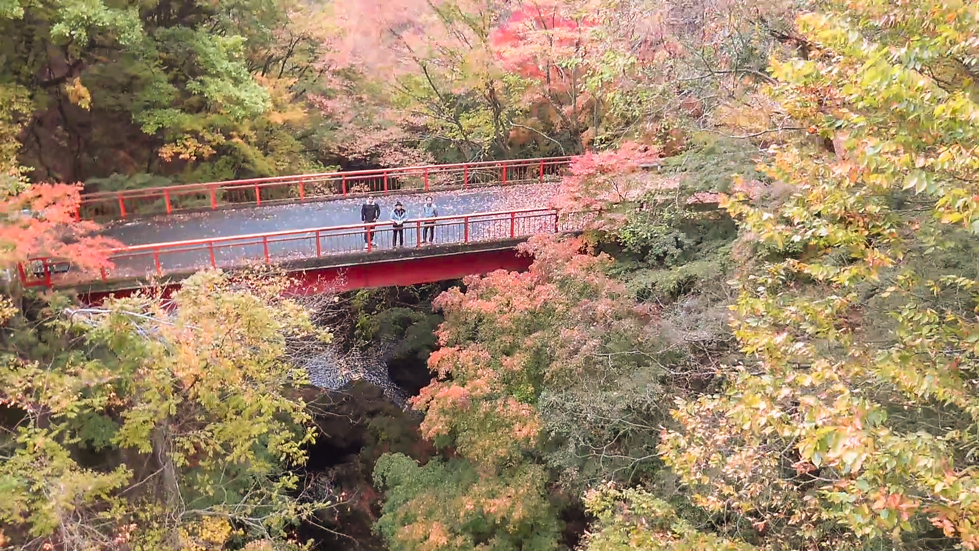 スタッフとともに、ここでも自分撮り。空撮でなければ絶対に撮れないアングルが楽しい。自分の記念写真が増えそうだ