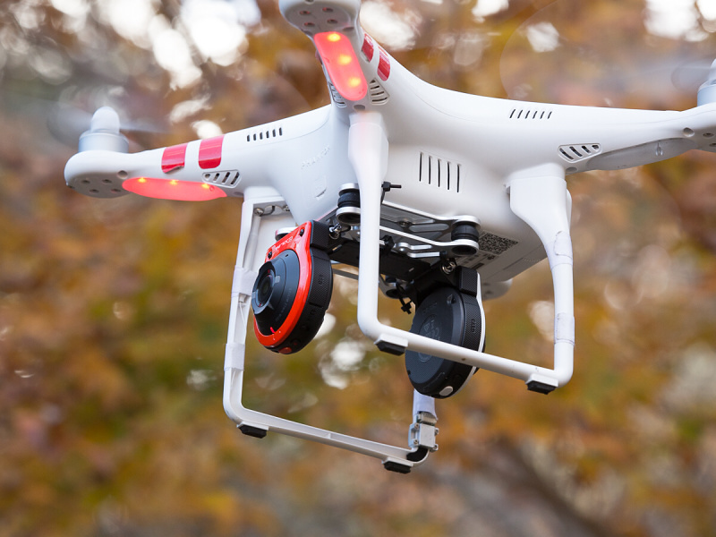 EX-FR10が2台と取り付けに使った金具を合わせて約200g。2台にしても余裕の重さだ。パノラマ撮影なら2台とも水平だが、それぞれ違う角度にしておくと機体の回転だけで違うアングルが撮れて効率的だ