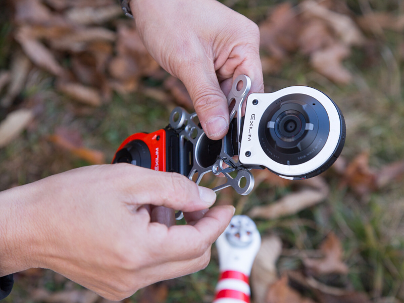 マルチコプターオプションのカメラ取り付け金具（市販品）にEX-FR10カメラ部を針金で2台とも固定した