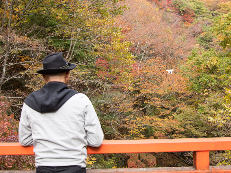 離陸させたら、近いところで録画を開始させ、その後撮影ポイントに移動させる。あとはゆっくり機体を180度回転だ