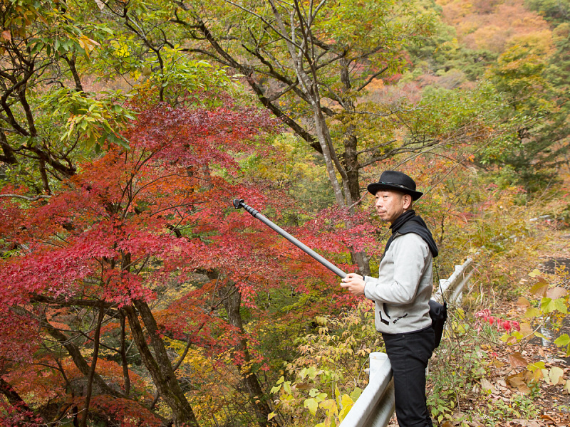 筆者は長めの一脚を用意した。これなら狭い場所でも、ハイアングルなど手の届かない場所から写真を撮れる。EX-FR10は軽いので物干竿や釣り竿でも代用が可能だ