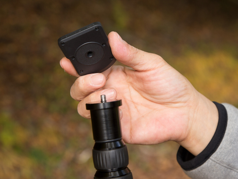 オプションのトライポッドマウンターEAM-1には三脚ネジ穴がある。いわゆるカメラネジ（1/4インチ）だ。これを一脚のネジにねじ込めばいい