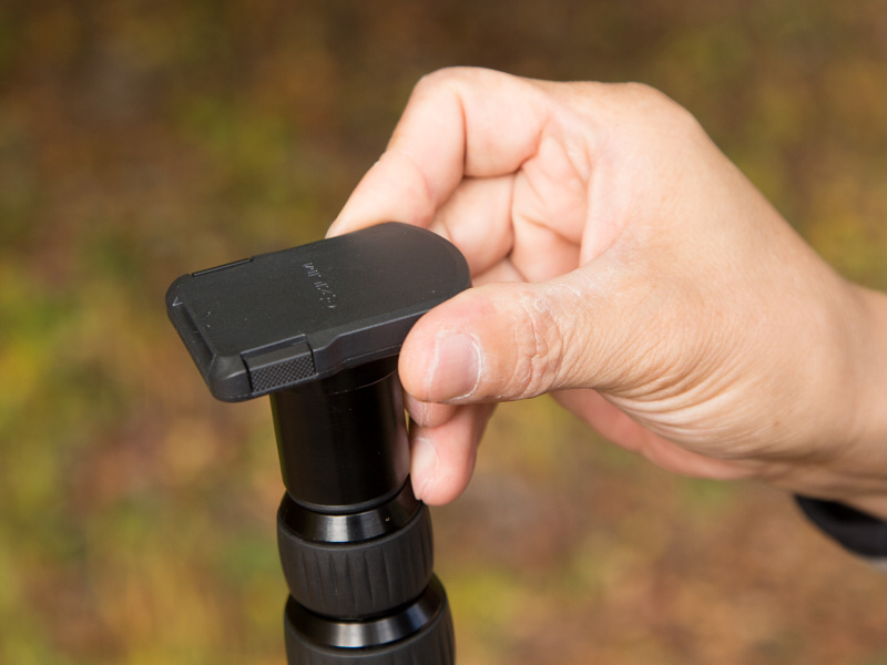 ネジ穴の周りはゴム張りなので、しっかりと固定できる。カメラ部を固定できる他、排他利用だが、モニター部を固定するためのアダプターも付属している