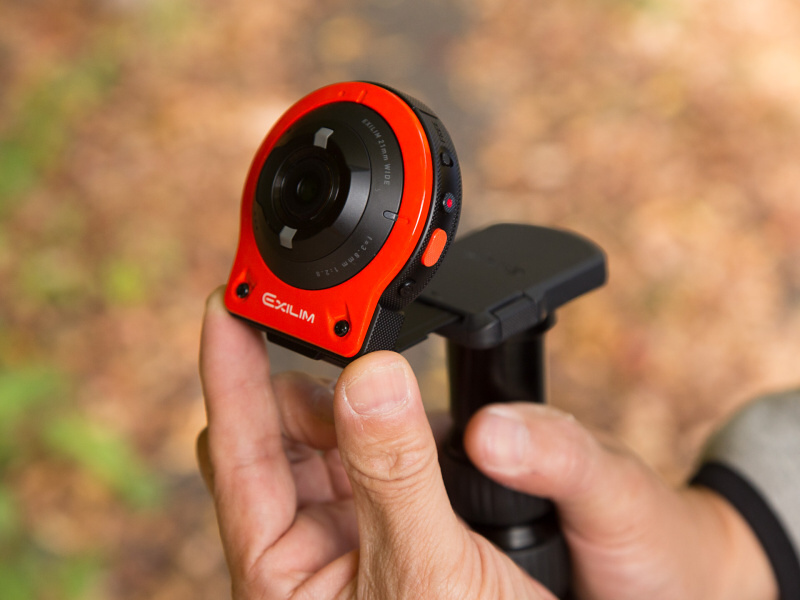 固定したEAM-1にカメラ部のヒンジをかちっと音がするまで、挿入する。取り外しは両サイドのボタンを押しながら、引き抜く。移動時カメラを外すのに便利だ