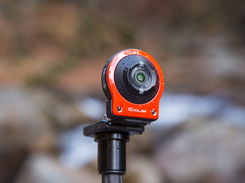 EX-FR10の防水性能は、水深1mに30分間。渓流では水の勢いがあるぶん水圧がかかるが、撮影の間ちょっと水没するくらいでは全く問題なかった。USBコネクタやメモリーカードのフタを閉めるときに、埃や糸くずが着かないように注意しよう