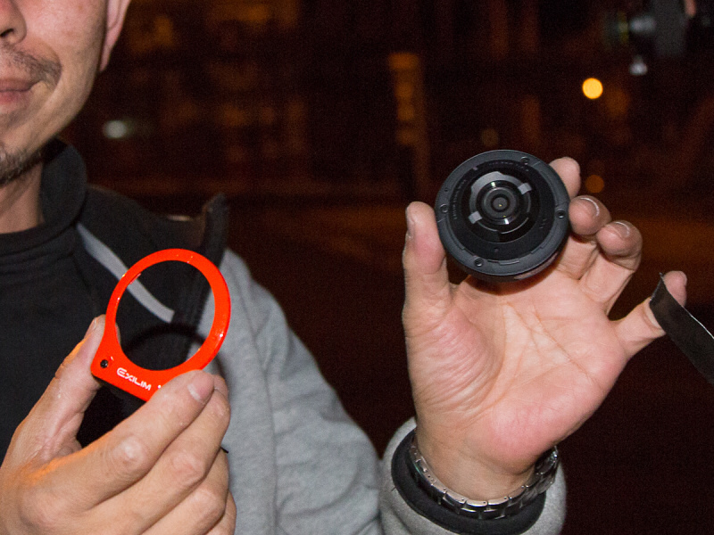 ヒンジ部からカメラを取り外す。カメラ部単体ではなんと63g。カメラを持っているという気が全くしない軽さだ