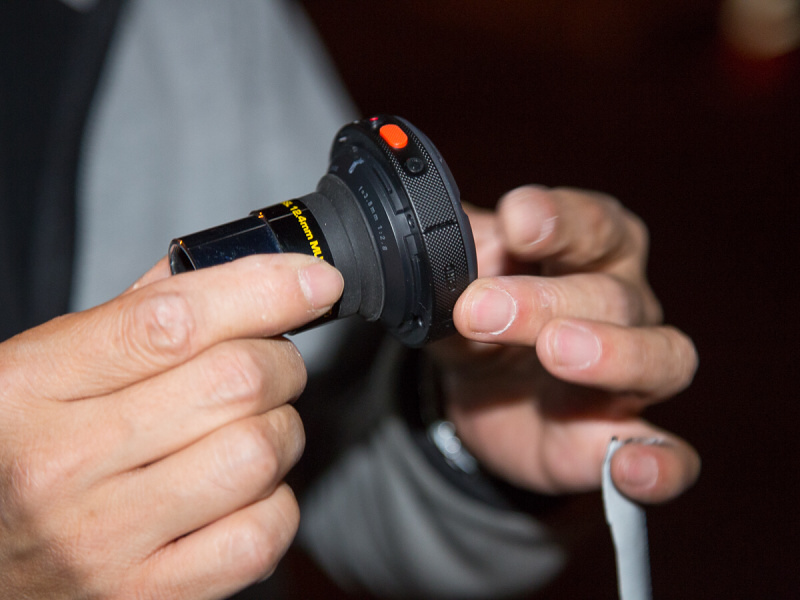 望遠鏡の覗く部分のレンズを接眼鏡と呼ぶ。カメラのレンズと接眼鏡のレンズが一直線に向かい合うようにして、粘着テープで留める