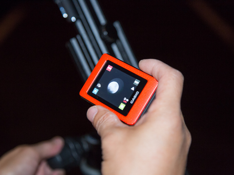 ピントはAF任せでよいが、カメラを貼付ける前に、目視でおおよそ合わせておくと確実で早い