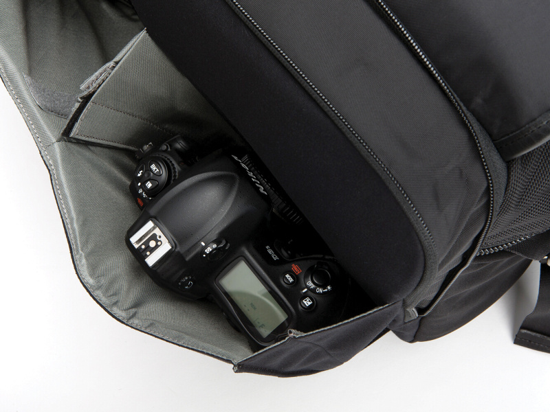 フロントフラップ部分にバッテリーグリップ付きボディが収まる