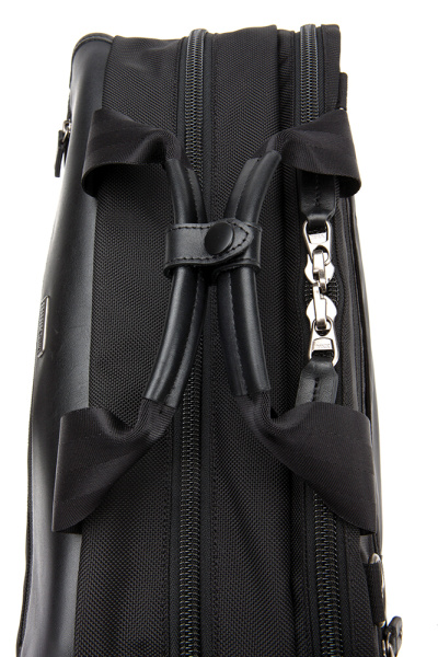 レザーハンドルを採用