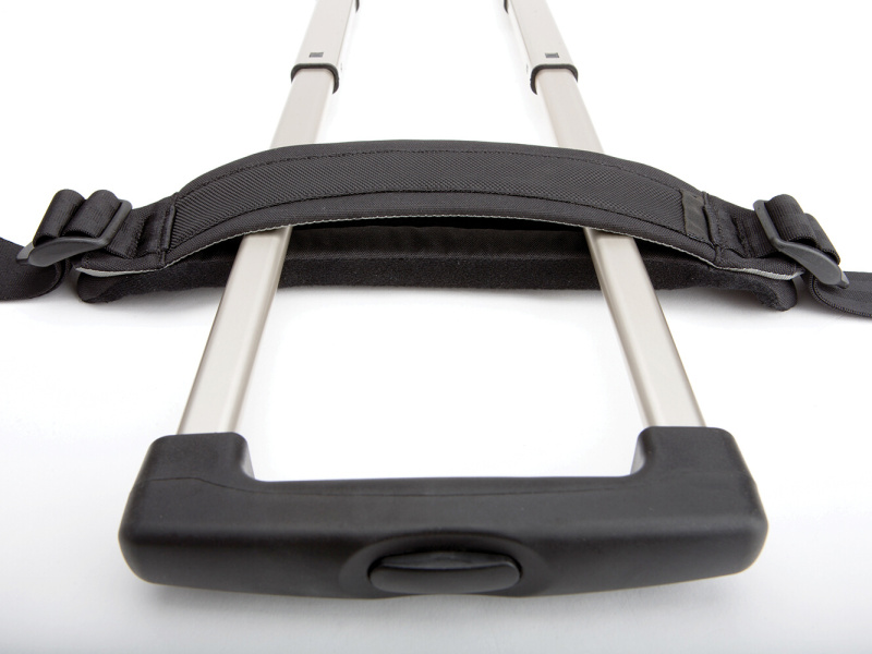 ストラップもローリングケースのハンドルに固定可能とした
