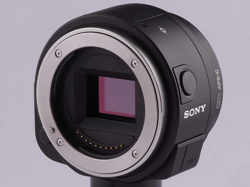 ご覧のとおり筒状の本体で、QXシリーズを知らなければ、カメラには見えないかも。Eマウントは全レンズ対応、AマウントはマウントアダプターLA-EA4、同LA-EA3で装着可能