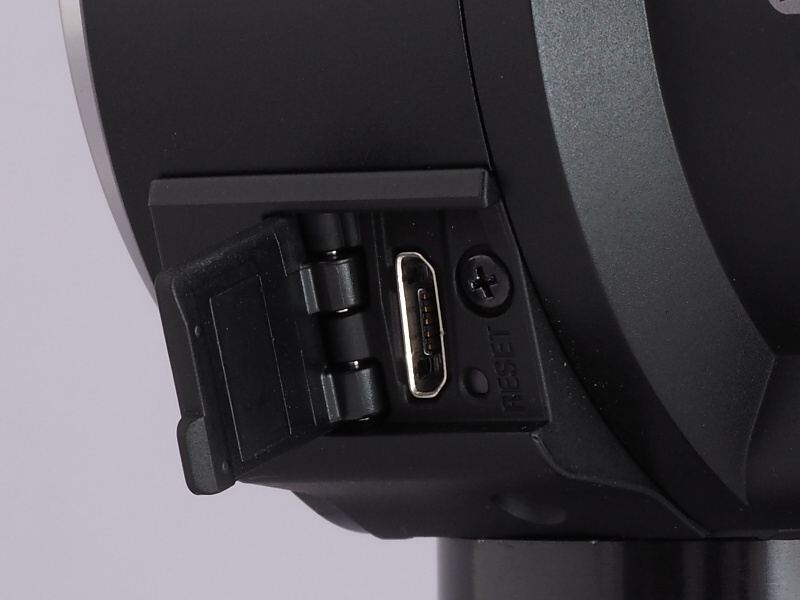 左下にはカバー内にmicroUSBを搭載。充電や転送はこちらから行う。いわゆるバッテリーの専用充電器は用意されないが、モバイル用バッテリーでの追加充電が可能