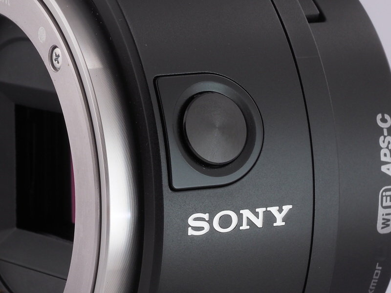 本体側のレリーズ用シャッターボタン。一般的なカメラと同様に半押し、全押しの二段階式。個人的には親指、人差し指、いずれも、なかなかしっくり持てず、アングル変更と共に指で探す感じだ