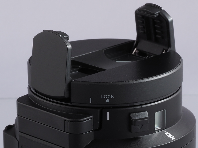 アタッチメントは本体に爪を合わせて、回転して装着。スマホは上下から挟み込む方式。しっかり挟まれるが、あくまで本体側の支持が基本。レボルビングは不可