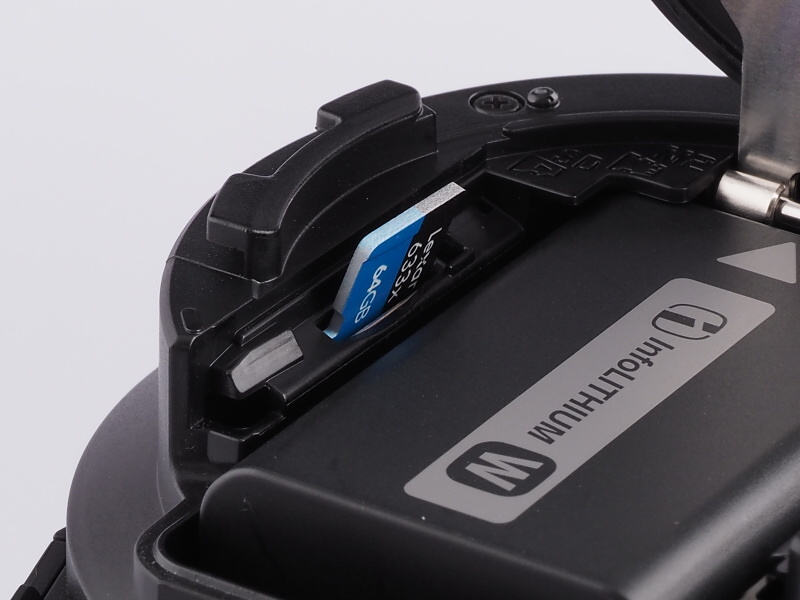 バッテリー部左側にmicroSD、メモリースティックマイクロ共用のカードスロットを備える。写真の表面内側が正しいが、裏面でも差し込めるのが難点。その場合、液晶部に警告が表示