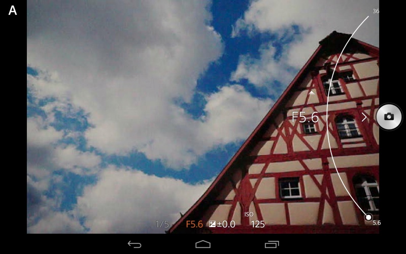 絞り値などの変更時は、円弧状になぞれば増減可能