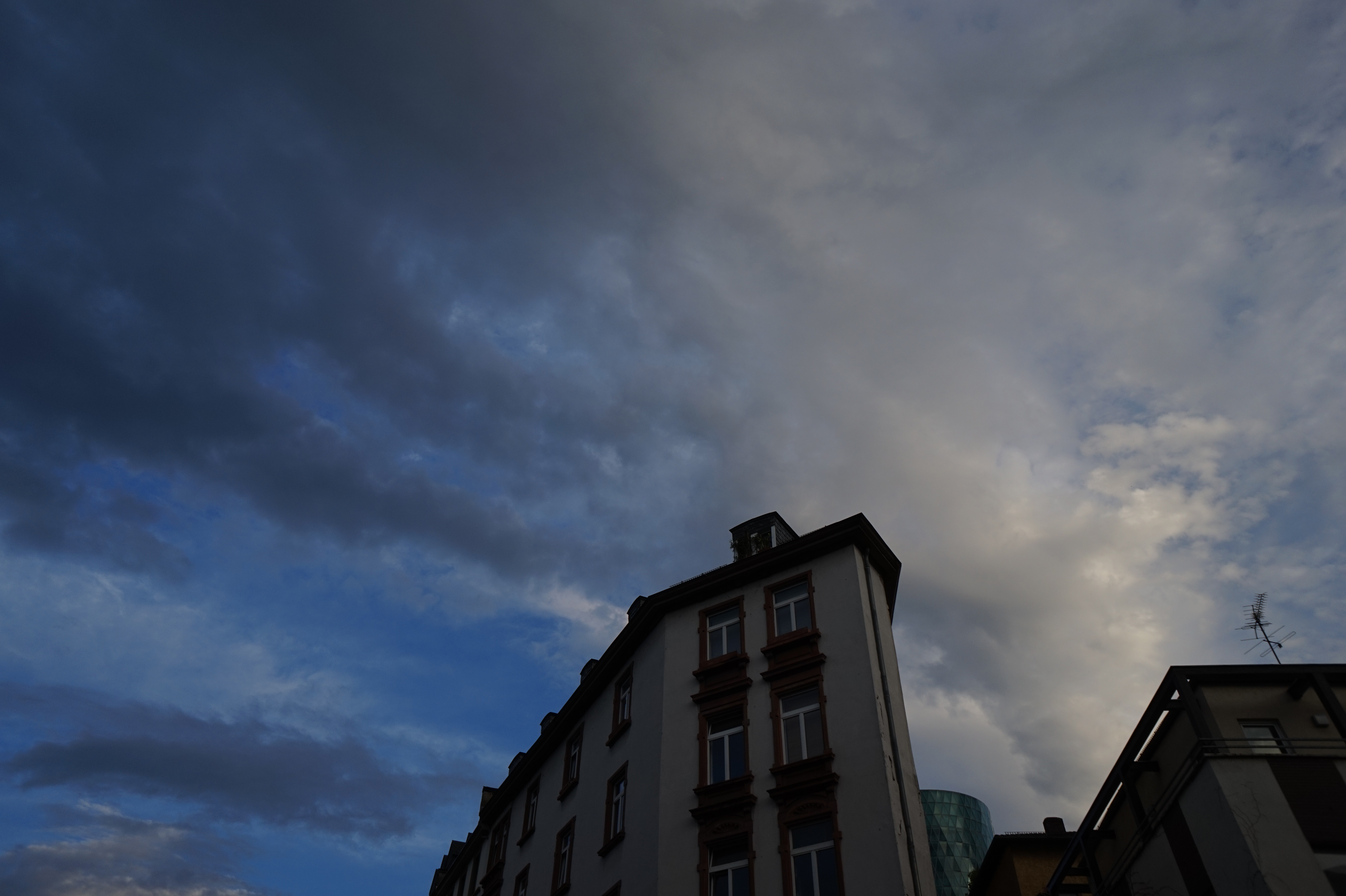 ノーファインダーでは、使用レンズの画角を体に覚えさせるのがいちばん。写る範囲を予想しながら、シャッターを切る。露出補正などもできない。E16mm F2.8 / 1/640秒 / F4.5 / ISO100 / 絞り優先AE / 16mm