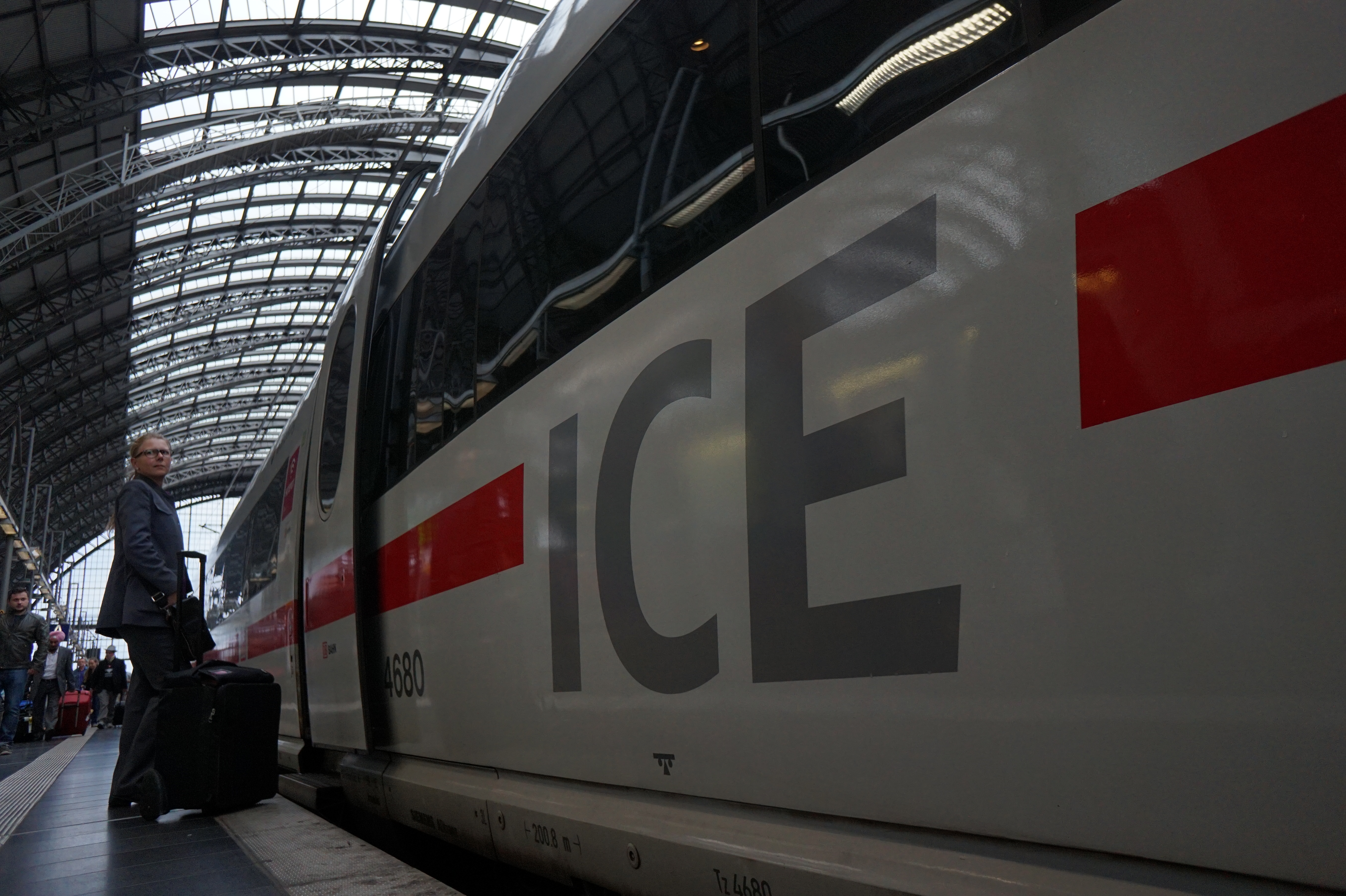 ローアングルでも、手元で画像確認できると構図は安定するが、新種のカメラゆえに、慣れないうちは手に持ったスマホだけを傾けてしまうことも。E16mm F2.8 / 1/320秒 / F4.5 / ISO400 / 絞り優先AE / 16mm