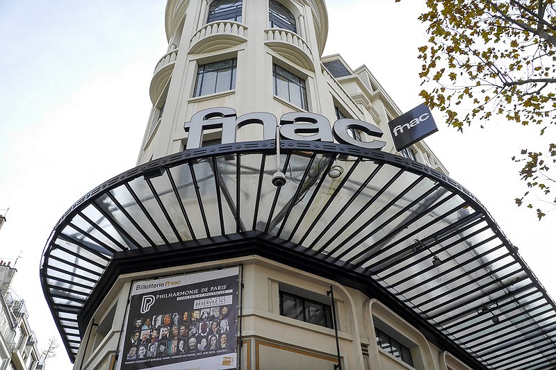 パリでは家電量販店のfnacの5店舗で販売。発売当日に3店回ったが、1店だけ2台の在庫があって2台とも購入。在庫を調べてもらったが、当日は近辺のfnacにほかに在庫はなく、フランス全土でもfnacでは30台しか在庫がなかったらしい