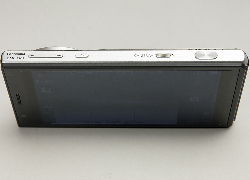 カメラ的に言えば、本体上部に当たるこちら側にシャッターボタン、カメラスイッチ、電源ボタン、ボリュームキーが配置されている