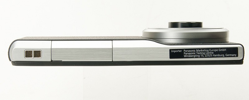 カメラでいう底部。マイクロSIM、microカードスロットがカバー内にある。右端は充電端子だが、現時点ではこれを利用するクレードルのような製品は特にない