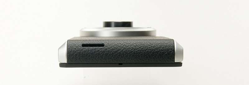 本体左側面。スリットはスピーカー部。ストラップホールになるかと思ったが、無理だった