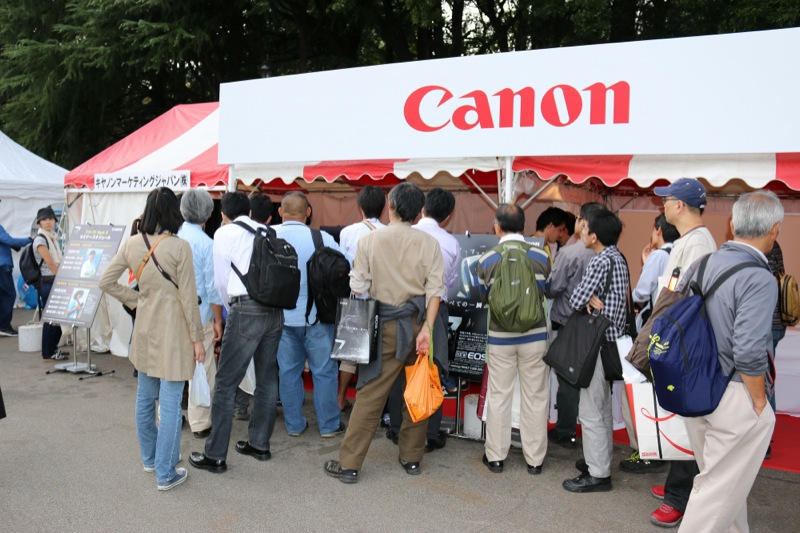 鉄道フェスティバルでの様子。キヤノンのブースには、EOS 7D Mark II目当ての来場者が多数集まった