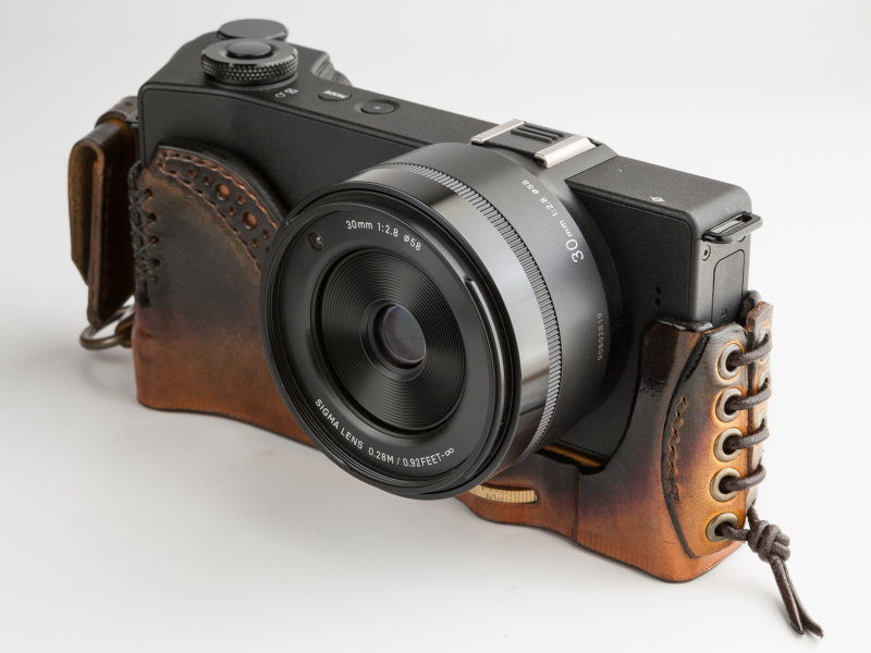 ヘビーウエイトレザーにアンティークカラーを施す。やや赤みがあり、サンバーストのような見え方だ