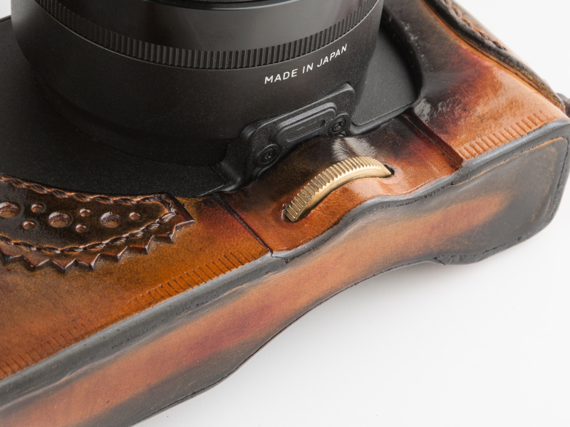 特注の真鍮ネジを底部に封入している。なお、ケース側に三脚穴はない