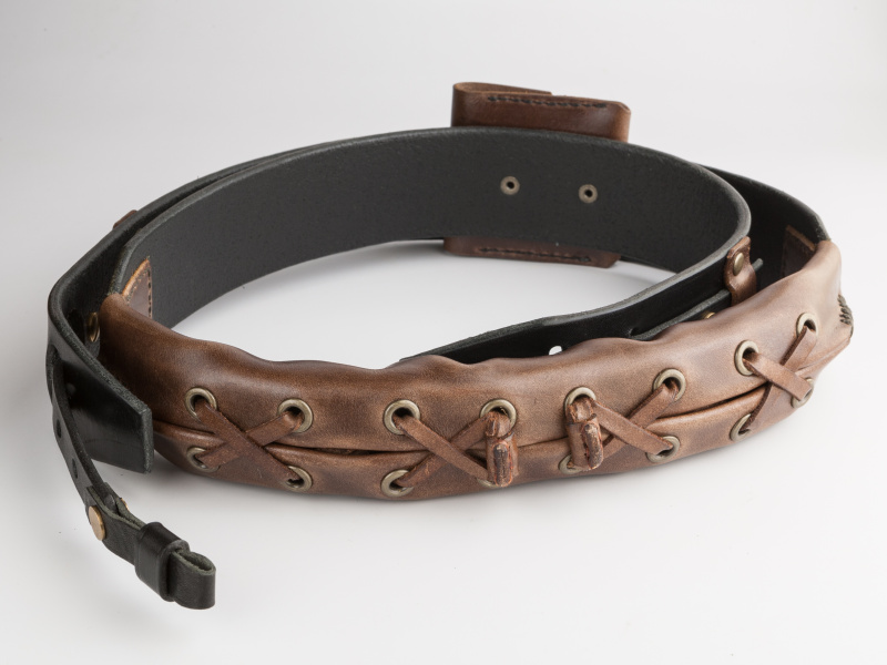 リコイルのパッテッドショルダーストラップは3万4,560円。カラバリもラインアップしている