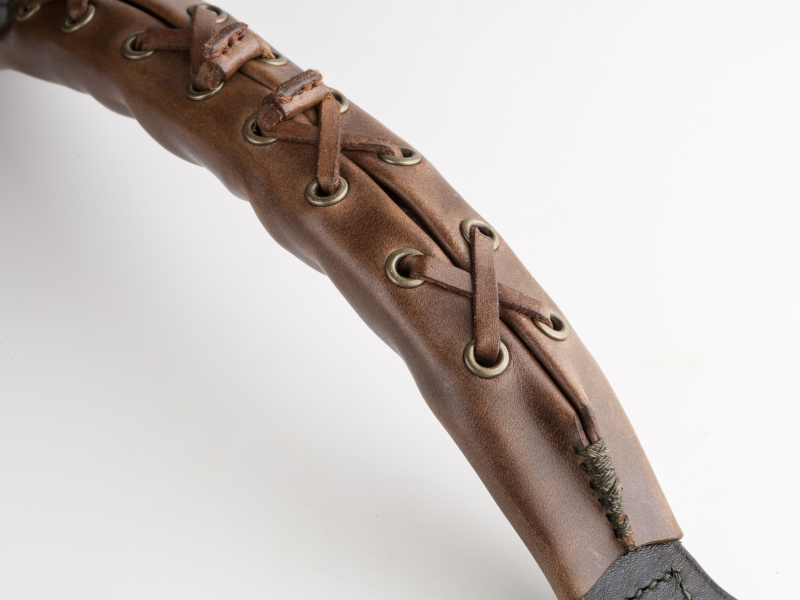 低反発クッションをホーウィン社の高級レザー、クロームエクセルで覆っている