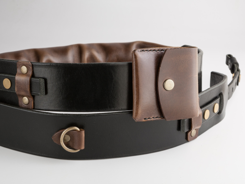 ストラップには着脱式ポーチやDリングを装備し、コンバットスタイルの名に相応しい姿だ