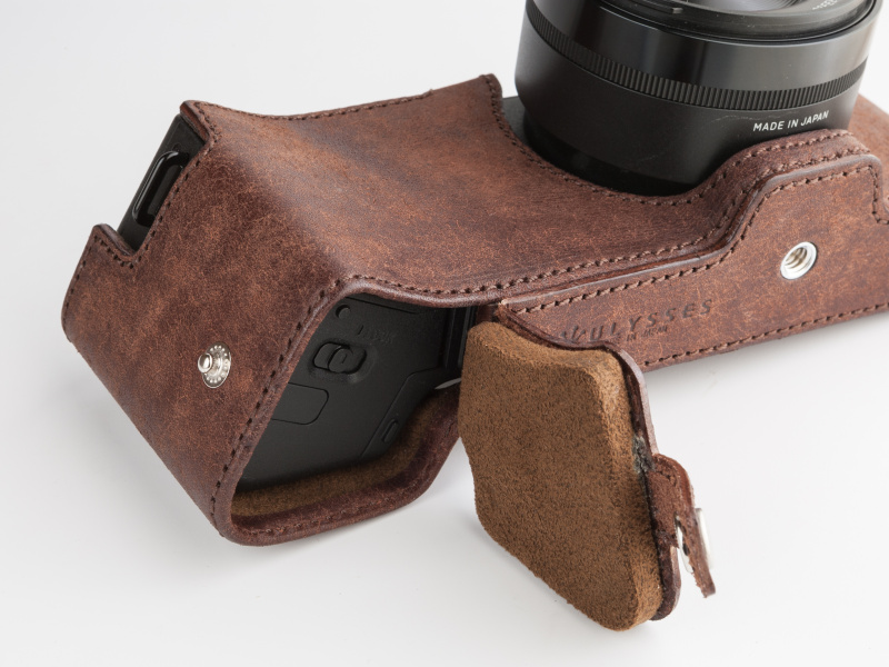 底部は開閉式で、バッテリーにイージーアクセスできる。三脚穴も搭載している