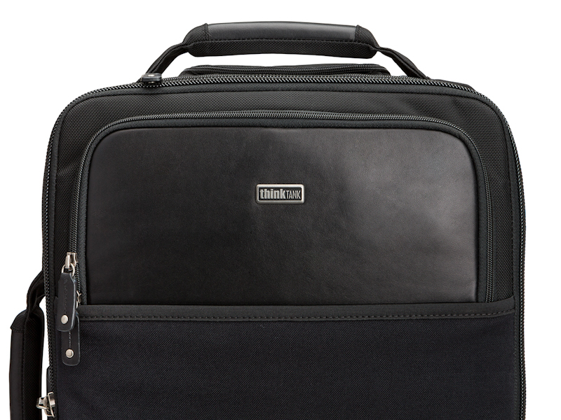 リミテッドエディションのみ素材の一部に天然皮革を用いている