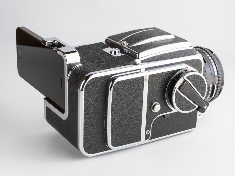 白銀比5：7を取り入れ、ハッセル本体に取り付けた際にバランスよくまとまっている