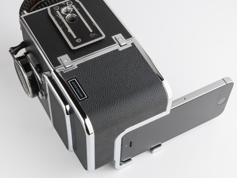 フィルムマガジンと同様、底部のツメにひっかけてハッセルブラッド本体に装着する