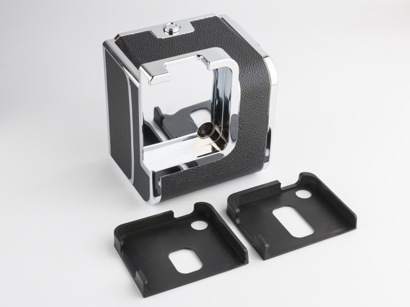 ハッセルナッツ本体とふたつのiPhone用アダプターで構成されている