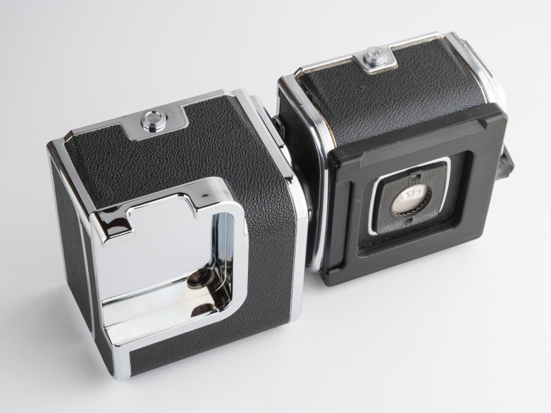 ハッセルナッツはフィルムマガジン（右）より幾分丈が長い。ただし、装着時のバランスはわるくない