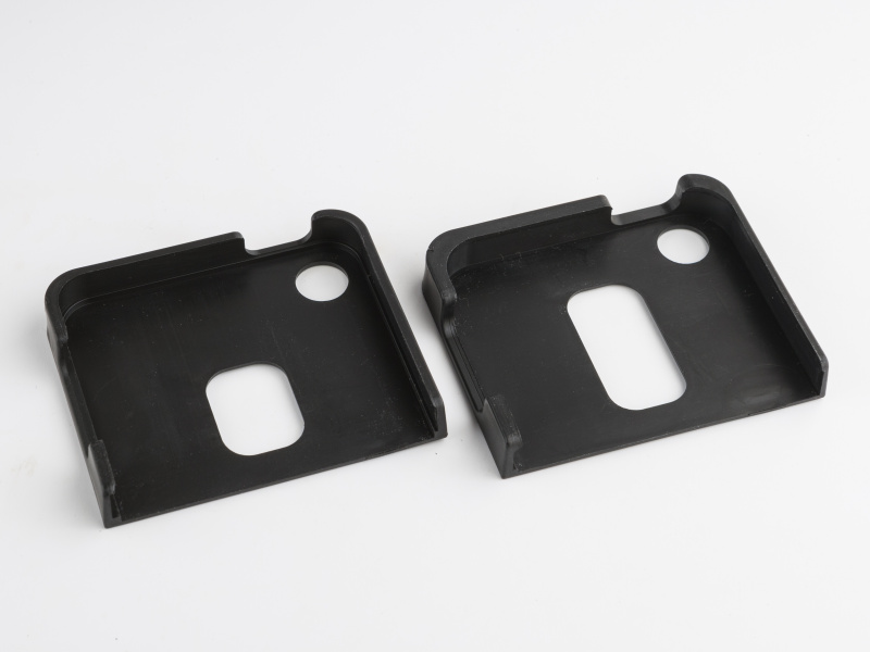 右がiPhone5/5S用、左がiPhone4S用のアダプターだ。タイトフィットでiPhone脱落の心配は少ない