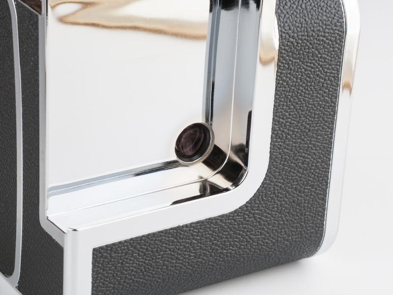 iPhoneのカメラレンズの前には補正用レンズが鎮座する。これにより、スクリーン全体を撮影できる