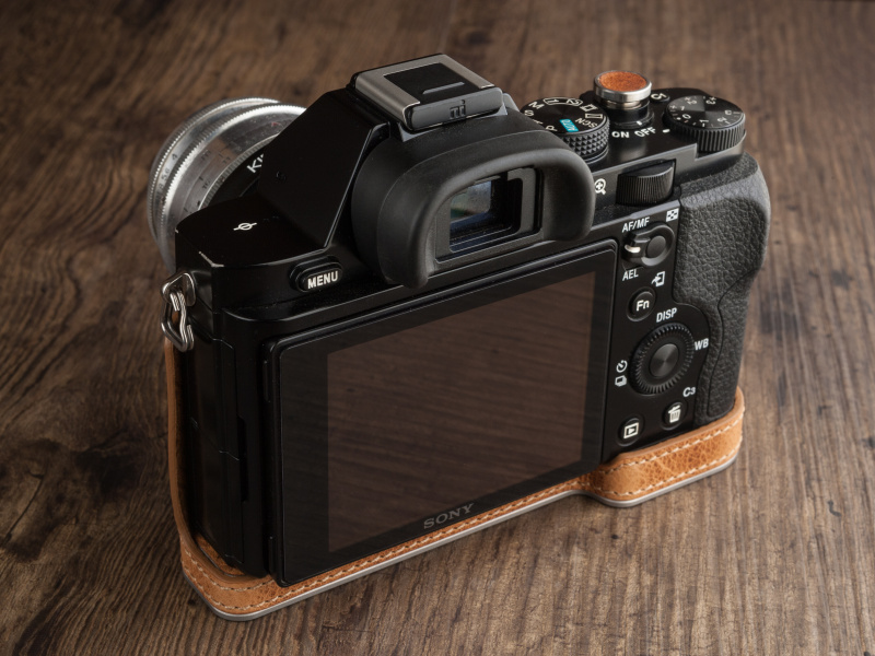 背面はオープンタイプのデザインを採用。液晶チルトしやすいように底部をえぐっている