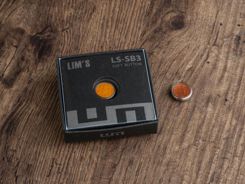 両面テープで貼り付けるタイプで、ケースと同じレザーを使用し、全6色展開だ