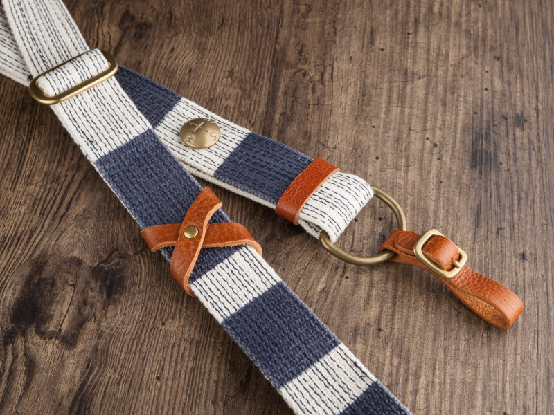 レザーや真鍮製パーツを随所にあしらい、雰囲気を高めている