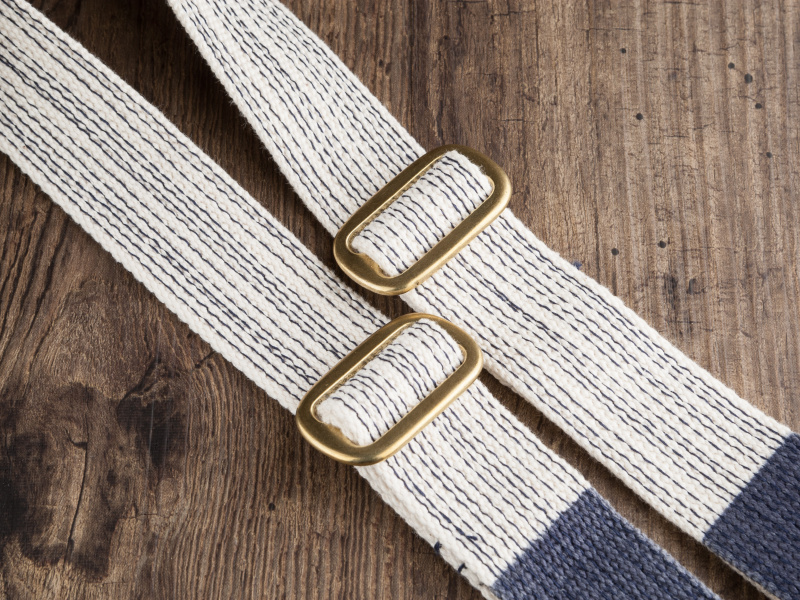 真鍮製のコキを両側に取り付け、自由度の高い長さ調整に対応する。72〜118cmで調整可能だ