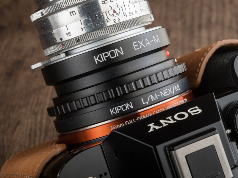 ヘリコイドアダプターで最短撮影距離を稼ぐ。このセットアップで40〜50cmまで寄れる